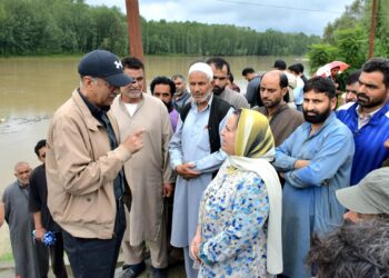 سکینہ اِیتو اور ناصر اسلم وانی نے کولگام کا دورہ کیا