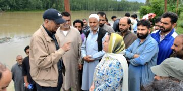 سکینہ اِیتو اور ناصر اسلم وانی نے کولگام کا دورہ کیا