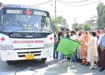 سکینہ اِیتو نے ایم بی بی ایس طلبا¿کے گروپ کو آل اِنڈیا تعلیمی دورے کیلئے ہری جھنڈی دِکھا کر روانہ کیا