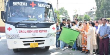 سکینہ اِیتو نے ایم بی بی ایس طلبا¿کے گروپ کو آل اِنڈیا تعلیمی دورے کیلئے ہری جھنڈی دِکھا کر روانہ کیا