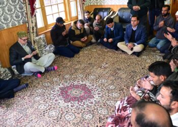 وزیر اعلیٰ عمر عبداللہ نے نوگام دھماکے میںمتاثرہ کنبوںکے اَفراد سے ملاقات کی