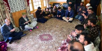 وزیر اعلیٰ عمر عبداللہ نے نوگام دھماکے میںمتاثرہ کنبوںکے اَفراد سے ملاقات کی