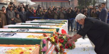 لیفٹنٹ گورنر نے نوگام پولیس اسٹیشن میں حادثاتی دھماکے میں مرنے والوں کو خراجِ عقیدت پیش کیا