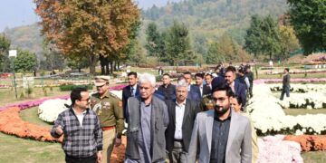 لیفٹنٹ گورنر گورنر نے کرسنتھیممتھیم گارڈن کا دورہ کیا