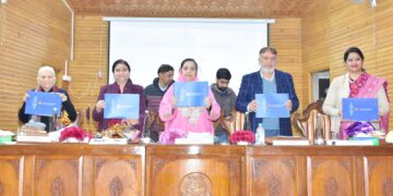 سکینہ اِیتو کا کشمیر یونیورسٹی میں خواتین کیلئے اعلیٰ تعلیم میں قیادت کی ترقی کے قومی ورکشاپ سے خطاب
