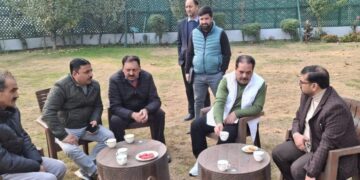 ستیش شرما سے مختلف وفود ملاقی ، شعبہ جاتی مسائل اور عوامی شکایات کا لیا جائیزہ