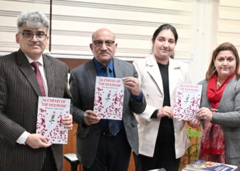 چیف سیکرٹری نے جموںوکشمیر میں موسمیاتی تبدیلی اور فلوری کلچر پر اِشاعتیں جاری کیں