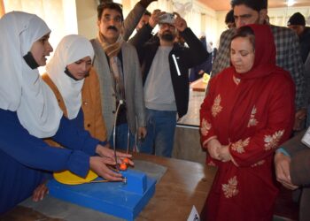 سکینہ ایتو نے جی ایچ ایس ایس حول پلوامہ کا دورہ کیا