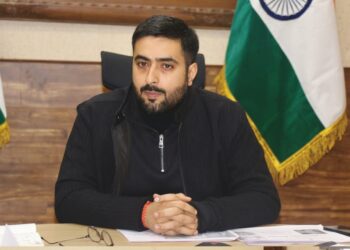 ڈی سی سری نگر کا ضلع میں سرکاری عمارتوں کی سولرائزیشن کے کاموں کا جائزہ