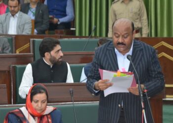 سری نگر میں ٹریفک کو کم کرنے کیلئے اہم سڑک اور کاریڈور ترقیاتی پروجیکٹ شروع کئے گئے ۔ نائب وزیر اعلیٰ