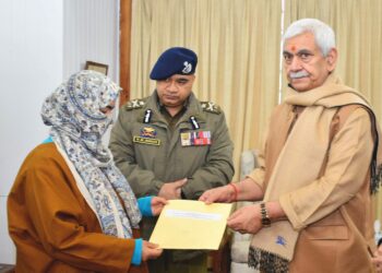 لیفٹیننٹ گورنر منوج سِنہانے شبینہ بشیر کو تقرری نامہ سونپ دیا