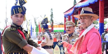 لیفٹنٹ گورنر نے ایس ٹی سی تلواڑہ میں جے اینڈ کے پولیس کانسٹیبلز کی پاسنگ آوٹ پریڈ میں شرکت کی